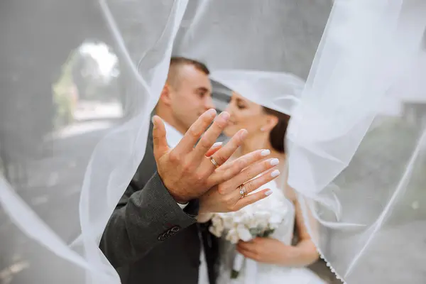 Bruidegom Bruid Trouwdag Pasgetrouwden Pronken Met Hun Ringen Ceremonie Gelukkig — Stockfoto