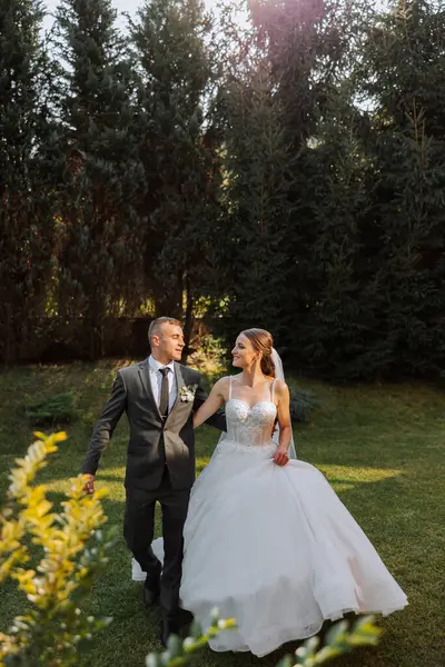 Весільна Пара Гуляє Природі Осінній День Щаслива Молода Наречена Елегантний — стокове фото