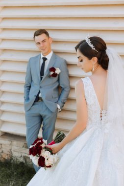 Gelin ve damadın bir buketle ilk tanışma anı, gelin sonbahar güneşi altında doğadaki sevgilisine gider..