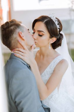 Genç bir gelin ve damat sonbahar güneşinin ışınlarında şefkatle kucaklaşır. Şefkatli ve güzel genç kız gelin. Bir adam sevgilisini öper. Güzel bir bahçenin arka planında