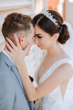 Genç bir gelin ve damat sonbahar güneşinin ışınlarında şefkatle kucaklaşır. Şefkatli ve güzel genç kız gelin. Bir adam sevgilisini öper. Güzel bir bahçenin arka planında