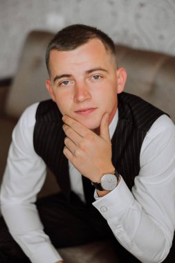 Resmi takım elbiseli başarılı beyaz adam portresi, odada poz veren, kameraya bakan mutlu genç erkek patron veya CEO, güven ve güç, liderlik konsepti