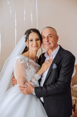 Düğün gününde babasıyla birlikte güzel bir gelin. Düğün gününün en güzel anları. Kızı ve babası..