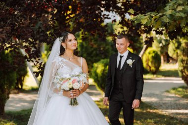 Gelin ve damadın düğün buketiyle ilk buluşma anı, gelin sevgilisini bekliyor..