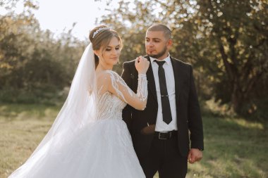 Gelin ve damat düğün günlerinde birbirlerine bakarlar. Bir düğün çifti omzundan vurdu. Gözlerinde şefkat ve sevgi.