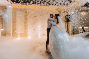 Gelin ve damadın büyük ışık ve atmosferi olan zarif bir restoranda evlenmesi. Gelin ve damadın ilk dansı.