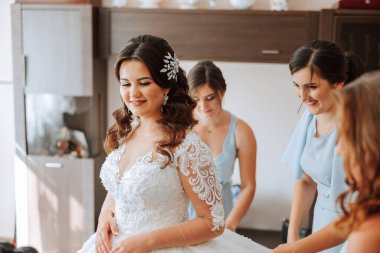 Nedimeler sabahları seviniyor, gelinliğin düğmelerini bağlayıp düğün törenine hazırlanıyorlar. Fotoğraf çekerler, gülümserler, geline ayakkabıları için yardım ederler..