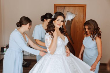 Nedimeler sabahları seviniyor, gelinliğin düğmelerini bağlayıp düğün törenine hazırlanıyorlar. Fotoğraf çekerler, gülümserler, geline ayakkabıları için yardım ederler..