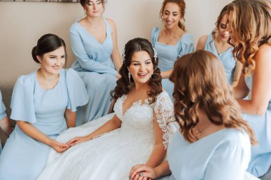 Gelin ve arkadaşlarının portresi. Şık ve şık bir gelin ve arkadaşları sabahları aynı elbiselerle odada. Bir fotoğrafta bir sürü güzel kız var..