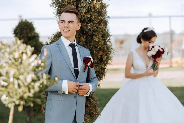 Het Moment Van Eerste Ontmoeting Van Bruid Bruidegom Met Een — Stockfoto