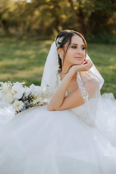 결혼식 초상화 신부는 꽃다발을 자연에서 베일로 아름다운 메이크업 레이스 드레스 — 스톡 사진
