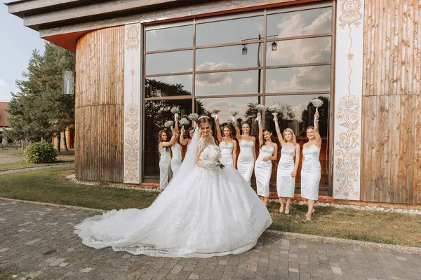 Весільна Фотографія Наречена Довгій Весільній Сукні Завісою Позує Перед Своїми — стокове фото