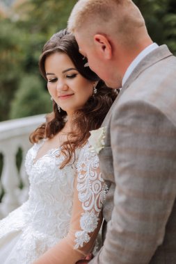 Genç bir gelin ve damat sonbahar güneşinin ışınlarında şefkatle kucaklaşır. Şefkatli ve güzel genç kız gelin. Bir adam sevgilisini öper. Güzel bir bahçenin arka planında