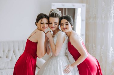 Gelin ve arkadaşlarının portresi. Şık ve şık bir gelin ve arkadaşları sabahları aynı elbiselerle odada. Bir fotoğrafta bir sürü güzel kız var..