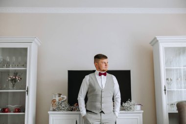 Resmi takım elbiseli başarılı beyaz adam portresi, odada poz veren, kameraya bakan mutlu genç erkek patron veya CEO, güven ve güç, liderlik konsepti