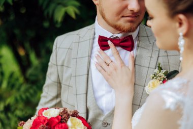 Gelin ve damat düğün günlerinde birbirlerine bakarlar. Bir düğün çifti omzundan vurdu. Gözlerinde şefkat ve sevgi.