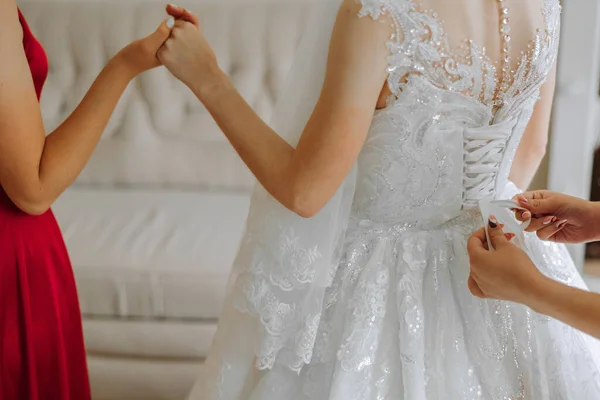 Bride Friend Helps Her Get Dressed White Wedding Dress Morning — Stock Photo, Image