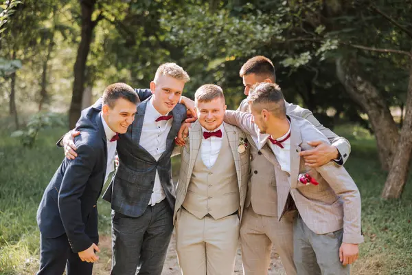 Huwelijksfotografie Bruidegom Zijn Vrienden Poseren Het Bos Knuffelen Mengen Zich — Stockfoto