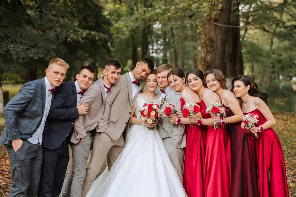 Trouwen Fotosessie Natuur Bruid Bruidegom Hun Vrienden Poseren Tegen Achtergrond — Stockfoto