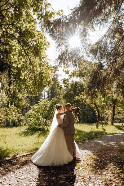 Een Jonge Bruid Bruidegom Omhelzen Teder Stralen Van Herfstzon Zacht — Stockfoto