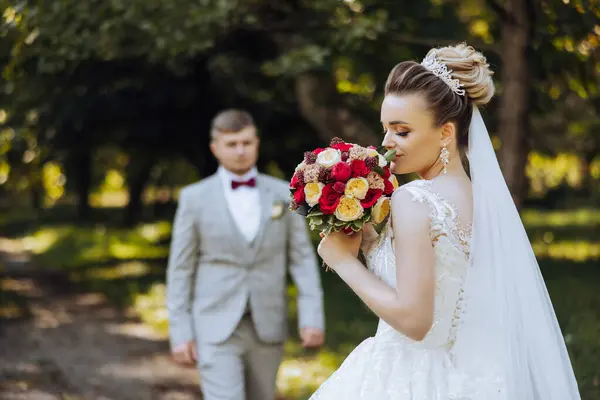 Het Moment Van Eerste Ontmoeting Van Bruid Bruidegom Met Een — Stockfoto