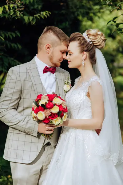 Een Jonge Bruid Bruidegom Omhelzen Teder Stralen Van Herfstzon Zacht — Stockfoto