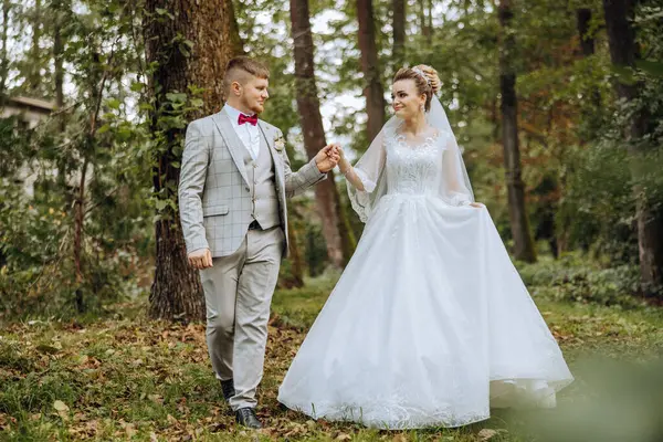 Een Bruidspaar Wandelt Natuur Een Herfstdag Gelukkige Jonge Bruid Elegante — Stockfoto