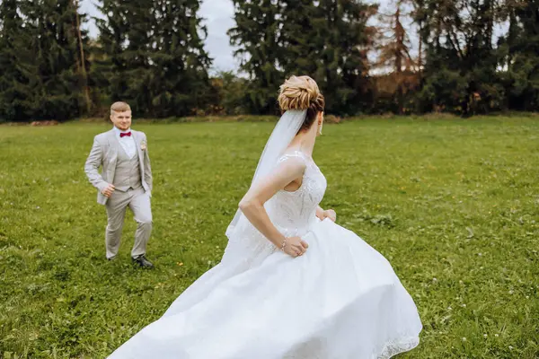 Bruidspaar Een Wandeling Het Herfstpark Bruid Een Mooie Witte Jurk — Stockfoto