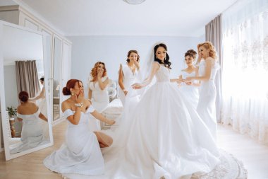 Nedimeler sabahları seviniyor, gelinliğin düğmelerini bağlayıp düğün törenine hazırlanıyorlar. Fotoğraf çekerler, gülümserler, geline ayakkabıları için yardım ederler..