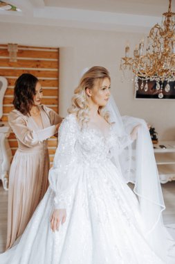 Nedimeler sabahları seviniyor, gelinliğin düğmelerini bağlayıp düğün törenine hazırlanıyorlar. Fotoğraf çekerler, gülümserler, geline ayakkabıları için yardım ederler..