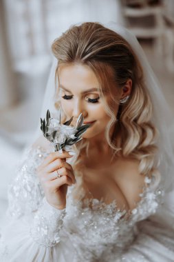 Çiçek yaka çiçekleri gelinin elinde. Düğün detayları. Gelin ve damadın ilk buluşması. Gelin, damadı bekliyor. Gelinin portresi.