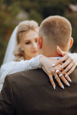 Gelin ve damat düğün günlerinde birbirlerine bakarlar. Bir düğün çifti omzundan vurdu. Gözlerinde şefkat ve sevgi.