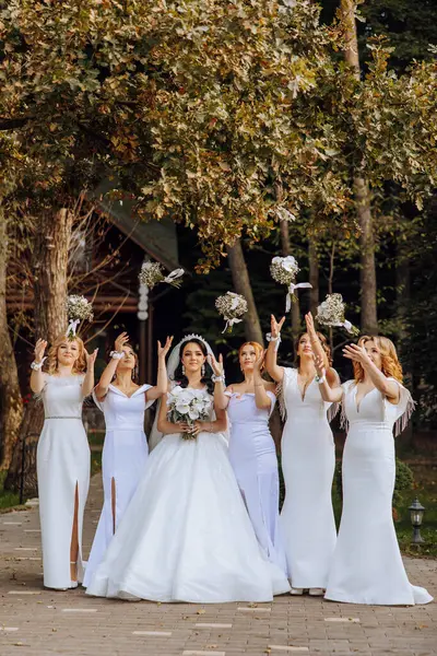 Düğün Fotoğrafçılığı Beyaz Elbiseli Buketli Esmer Bir Gelin Beyaz Elbiseli — Stok fotoğraf