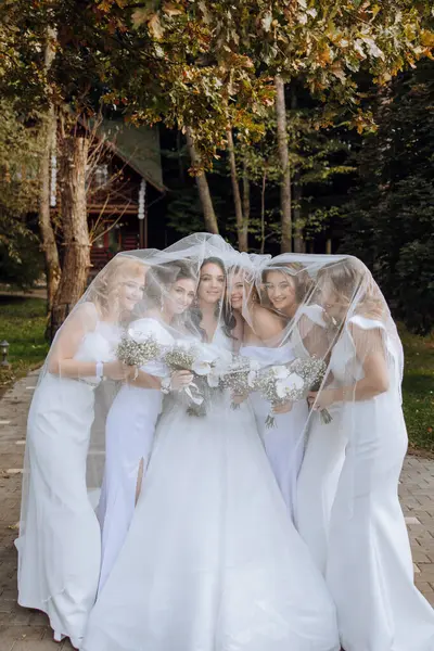 Doğada Düğün Fotoğrafçılığı Esmer Bir Gelin Kız Arkadaşları Ellerinde Buketlerle — Stok fotoğraf