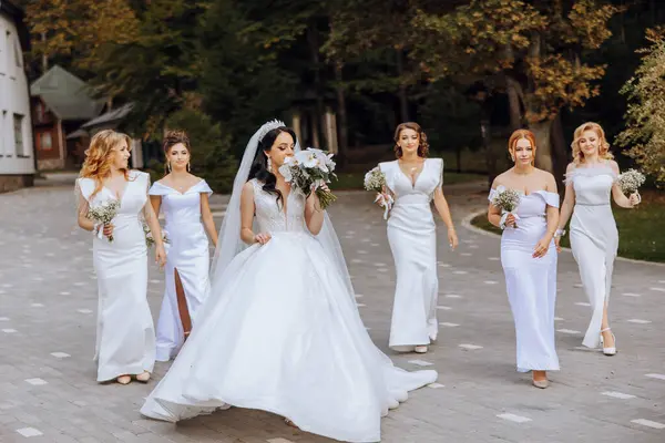 Düğün Fotoğrafçılığı Beyaz Elbiseli Buketli Esmer Bir Gelin Krem Rengi — Stok fotoğraf