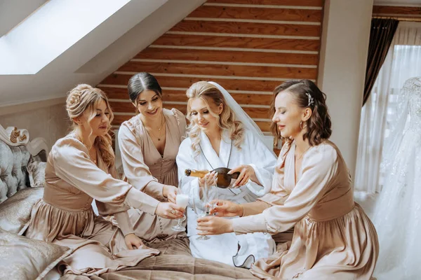 Photo Bridesmaids Drinking Champagne Glasses Morning Beautiful Hotel Photo Beautiful — Stock Photo, Image