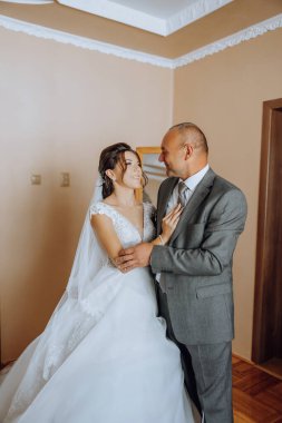Düğün gününde babasıyla birlikte güzel bir gelin. Düğün gününün en güzel anları. Kızı ve babası..
