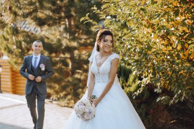 Gelin ve damadın düğün buketiyle ilk buluşma anı, gelin sevgilisini bekliyor..