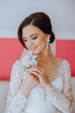 Çiçek yaka çiçekleri gelinin elinde. Düğün detayları. Gelin ve damadın ilk buluşması. Gelin, damadı bekliyor. Gelinin portresi.