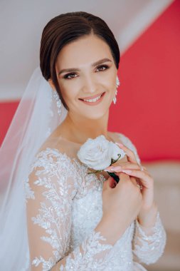 Çiçek yaka çiçekleri gelinin elinde. Düğün detayları. Gelin ve damadın ilk buluşması. Gelin, damadı bekliyor. Gelinin portresi.