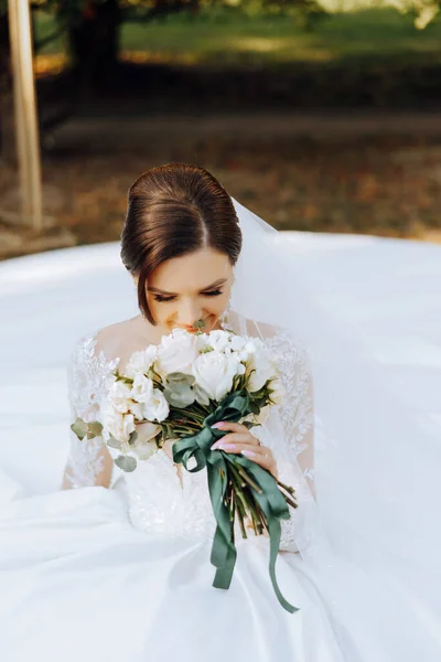 진심으로 그녀의 펼쳐진 드레스에 꽃다발을 결혼식이요 화창한 날이야 아름다운 머리와 — 스톡 사진