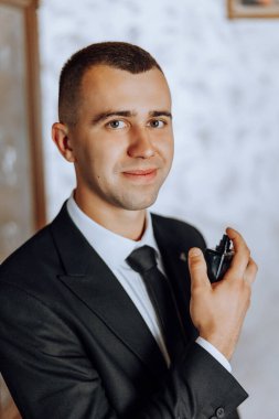 Erkeksi parfüm. Erkek parfümü, parfüm. Erkek parfümü, parfüm, kozmetik. Elinde parfüm şişesi tutan bir adam. Parfüm şişesi.