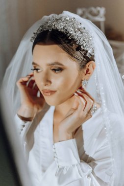 Gelinin saç stilinde lüks düğün tacının diademi. Portre. Sabah düğün hazırlığı gelini yakın plan