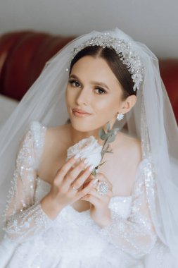 Çiçek yaka çiçekleri gelinin elinde. Düğün detayları. Gelin ve damadın ilk buluşması. Gelin, damadı bekliyor. Gelinin portresi.