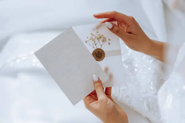 그녀의 신부는 초대장 종이의 시트를 클로즈업 초상화 — 스톡 사진