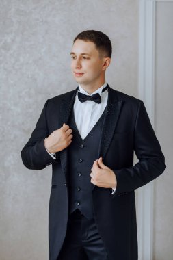 Resmi takım elbiseli başarılı beyaz adam portresi, odada poz veren, kameraya bakan mutlu genç erkek patron veya CEO, güven ve güç, liderlik konsepti