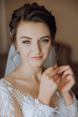 Modern bir manikür ve güneş ışığıyla bir kadının parmağına takılmış zarif bir elmas yüzüğün yakın çekimi. Aşk ve düğün kavramı. Yumuşak ve seçici odak.