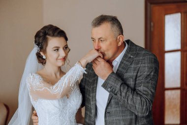 Düğün gününde babasıyla birlikte güzel bir gelin. Düğün gününün en güzel anları. Kızı ve babası..