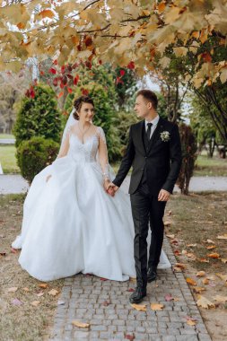 Gelin ve damat düğün günlerinde birbirlerine bakarlar. Bir düğün çifti omzundan vurdu. Gözlerinde şefkat ve sevgi.