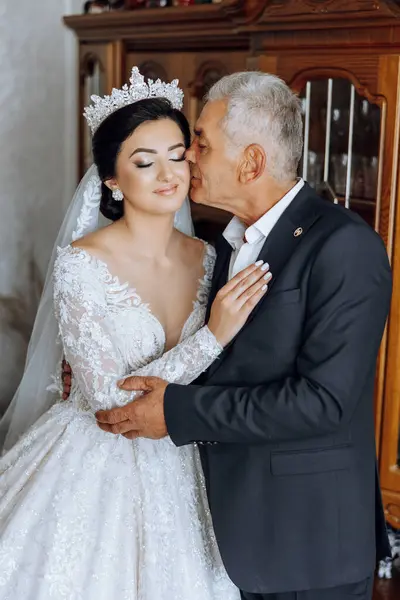 彼女の結婚式の日に父親と一緒に美しい花嫁 結婚式の日の最高の瞬間 — ストック写真